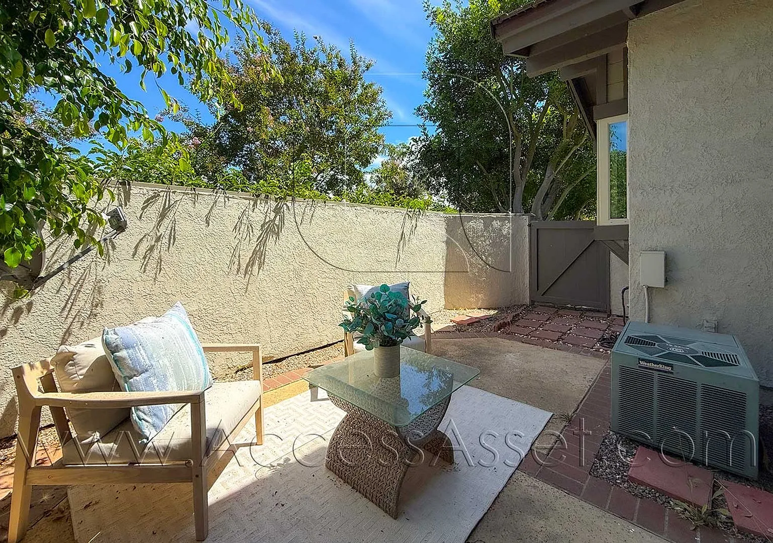 Beautiful Home in Highly Coveted Turtle Rock — Photo 3