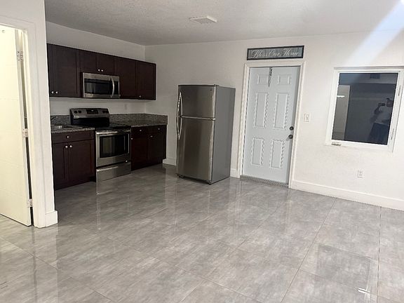 5th image of 941 E 9th Ct