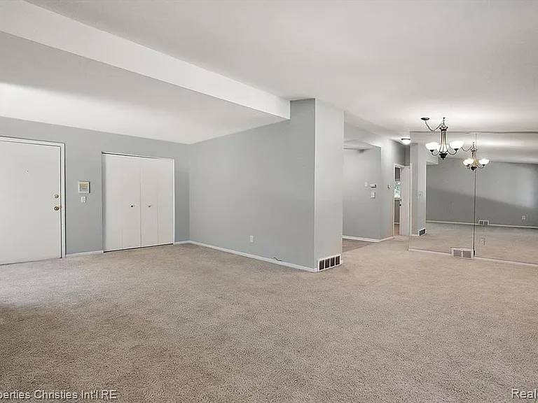 880 N Adams Rd #6 — Photo 4