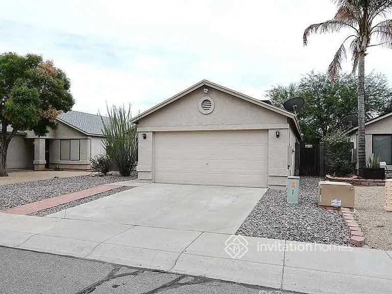 3127 W Donald Dr — Photo 2