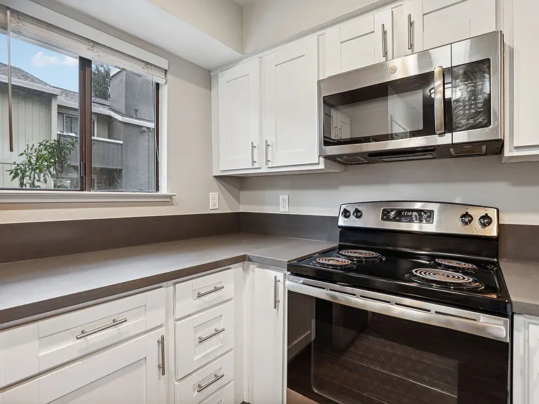 Ellington Apartments — Photo 27