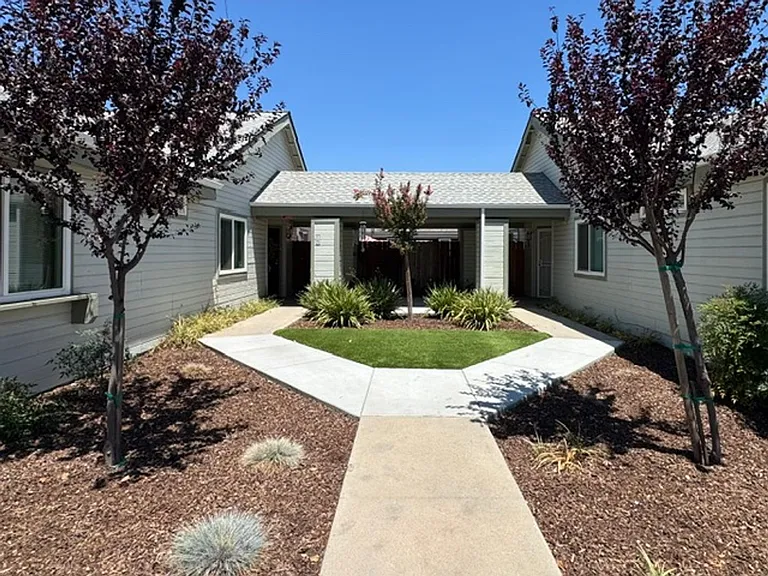 7016 N Thorne Ave — Photo 2