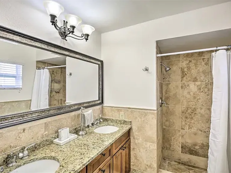 2806 SW 38th Ter — Photo 13