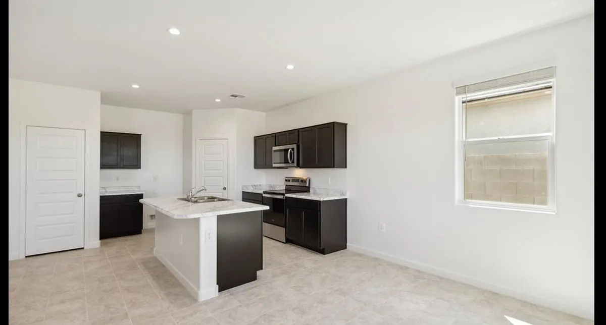 Building Photo - 9048 S Palo Verde Dr