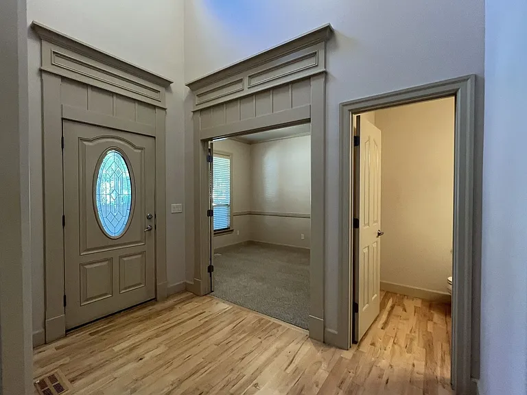 811 E Knoll Ct — Photo 5