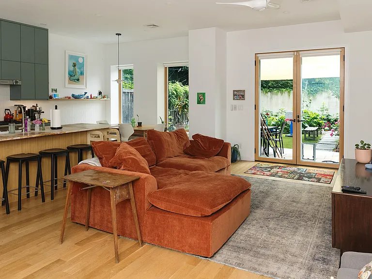 140 Scholes St #1B — Photo 3