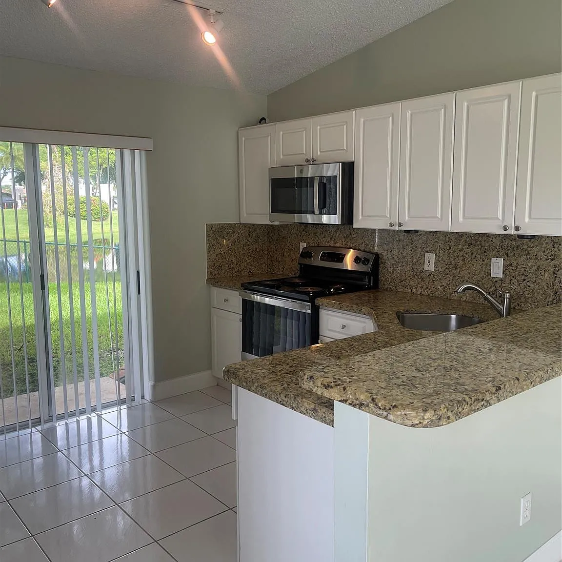 3 bed, 2.0 bath, 1136 sqft, $2,900 — Photo 4