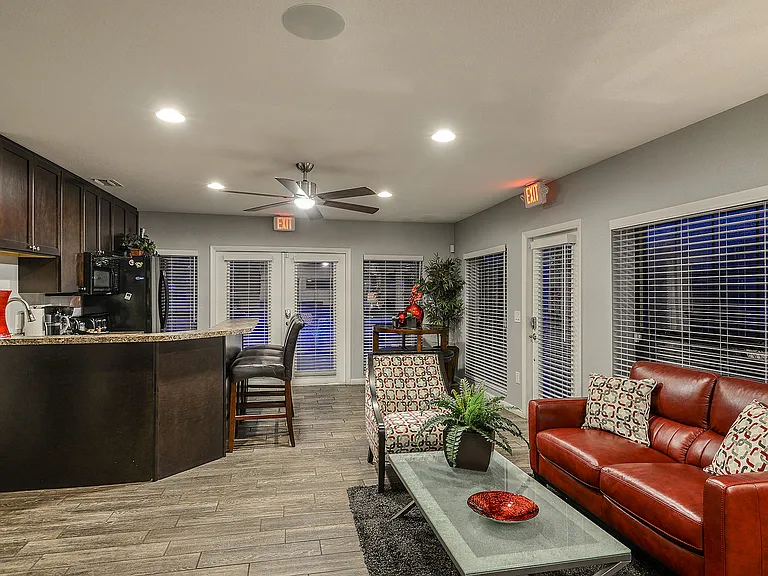 Park Avenue Apartments — Photo 4