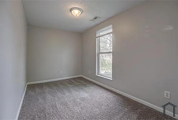 1915 Woodlawn Ave — Photo 15