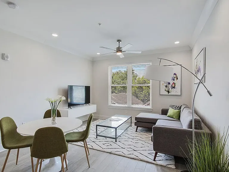 Parkway Apartments — Photo 8