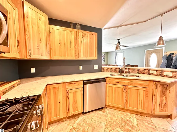 3526 S Needle Dr, Traverse City, MI 49685