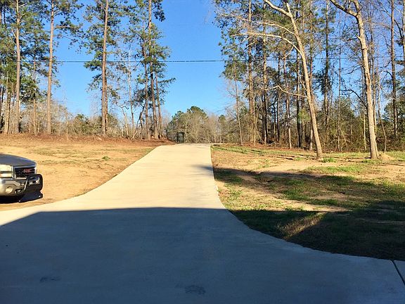Spacious driveway 