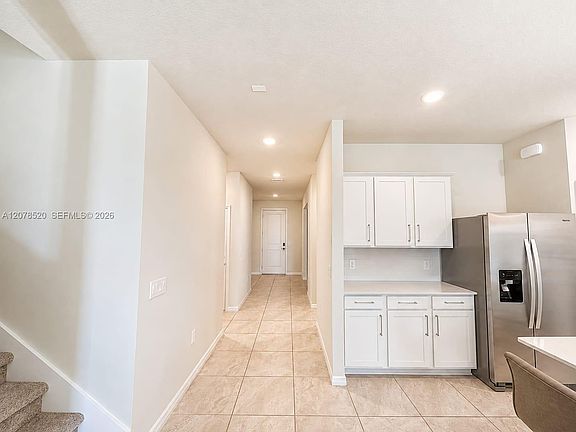 4th image of 3078 Norcott Dr