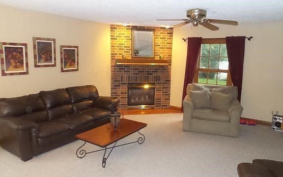 5th image of 695 Bay Dr