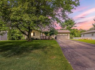 6412 Wildflower Ln, Brighton, MI