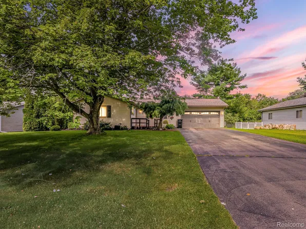 6412 Wildflower Ln, Brighton, MI 48116