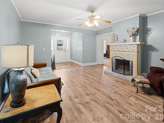 5th image of 164 Spruce St