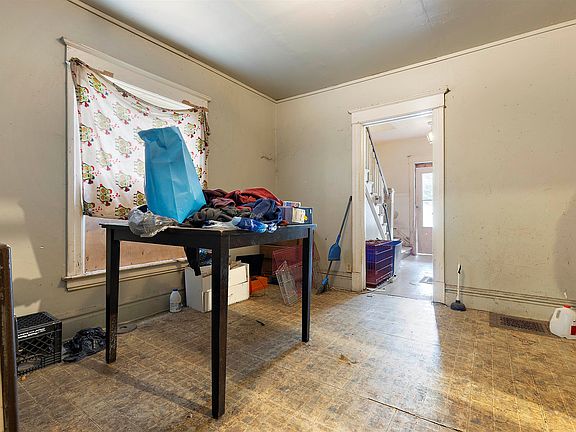 2nd image of 938 Woodlawn Ave