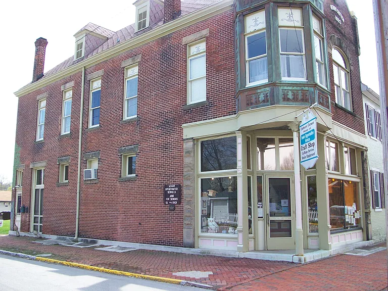 Historic Apartment Building — Photo 4