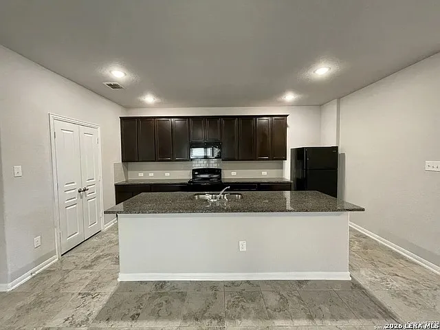 4 bed, 2.0 bath, 1810 sqft, $1,800 — Photo 3