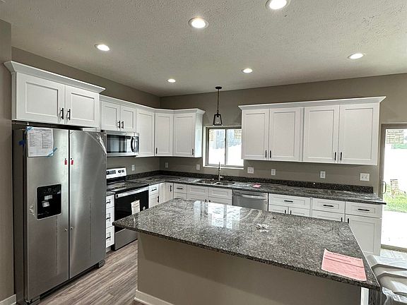 3rd image of 5024 W Hillsboro Dr