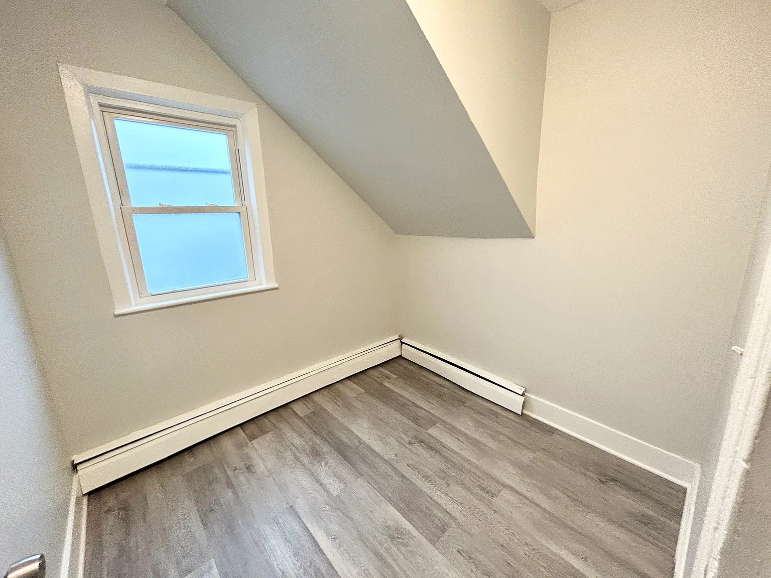 3 bed, 9999 sqft, $3,200 — Photo 4