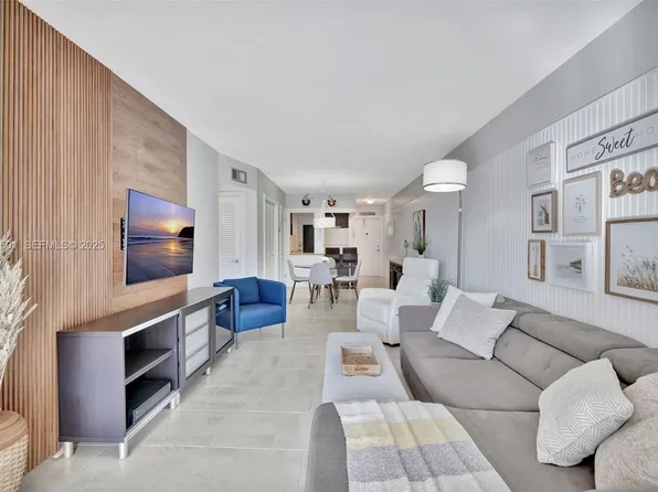 300 Golden Isles Dr APT 204, Hallandale, FL 33009