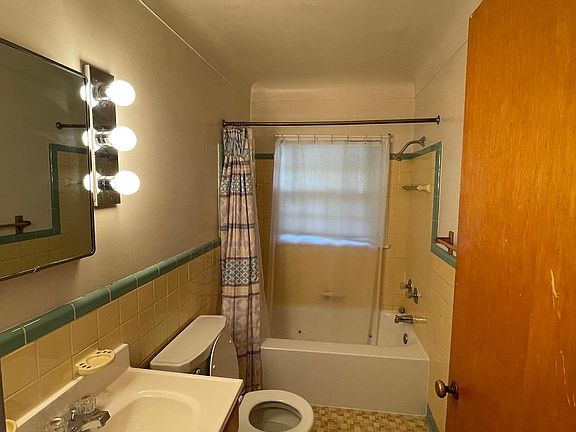 5th image of 223 W Washington Ave APT C