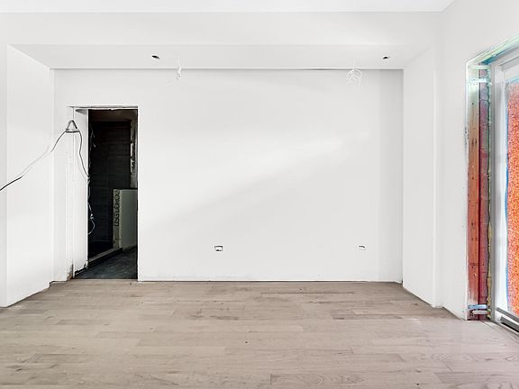 4th image of 3109 S Giles Ave #3N