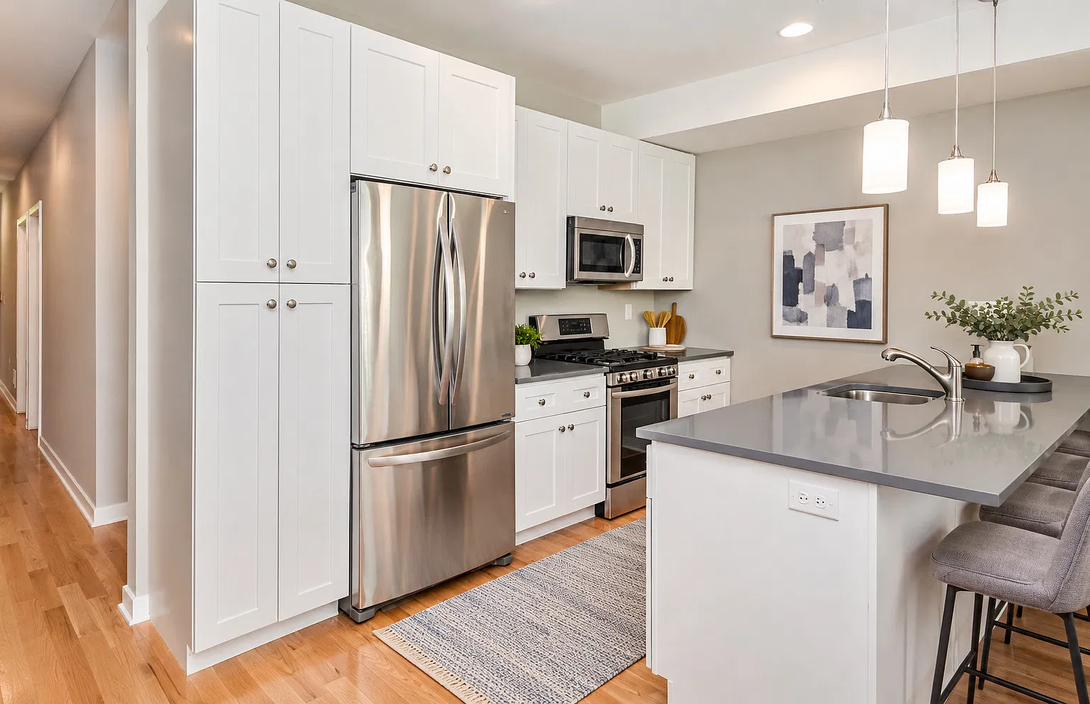 Renovated Bi-Level 3BR/2BA Apartment with Backyard in Spring Garden — Photo 4