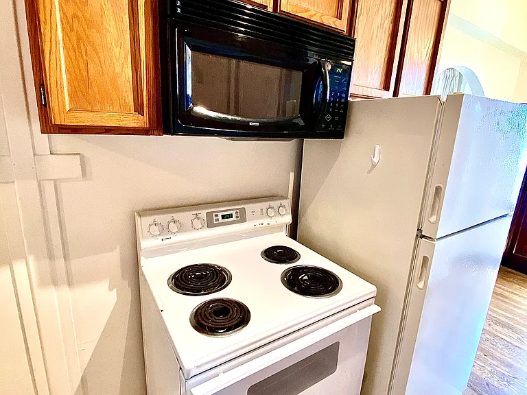 Tudor Hall Apartments — Photo 8
