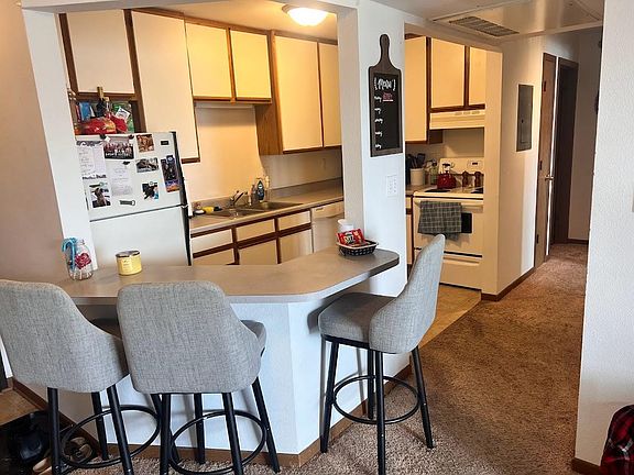 3rd image of 644 Stonehaven Dr #33