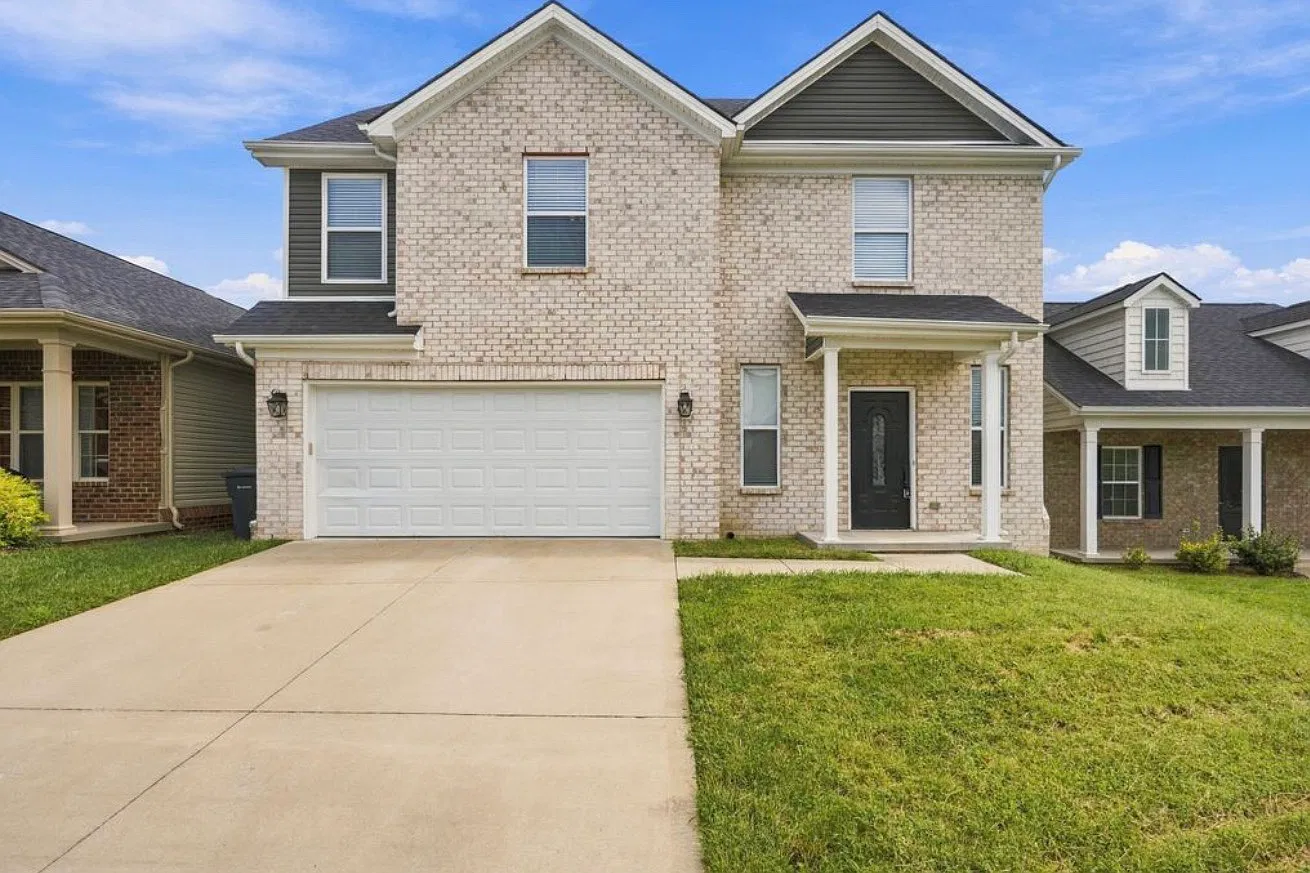 4 bed, 2.5 bath, 2800 sqft, $2,900 — Photo 1