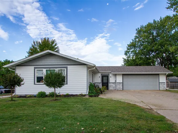 300 Pine Dr, Pella, IA 50219