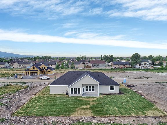 Finished home photos are representational images only. See sales agent for details.