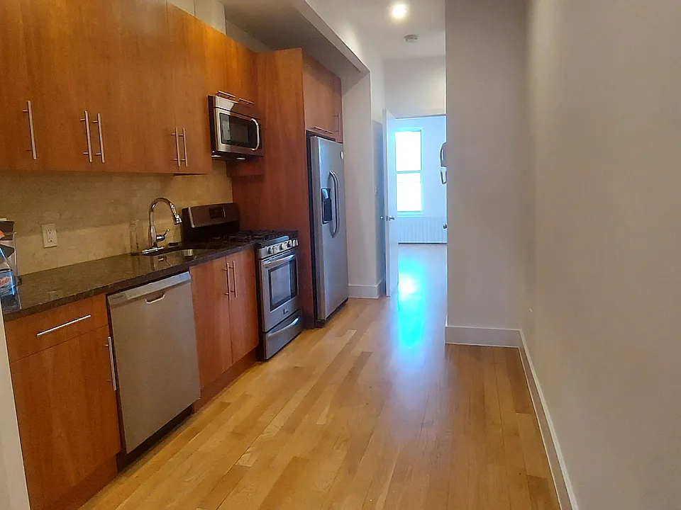 479 Fairview Ave #2L