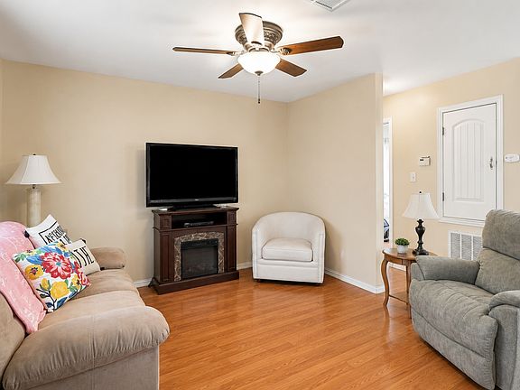 5th image of 208 W Umstead