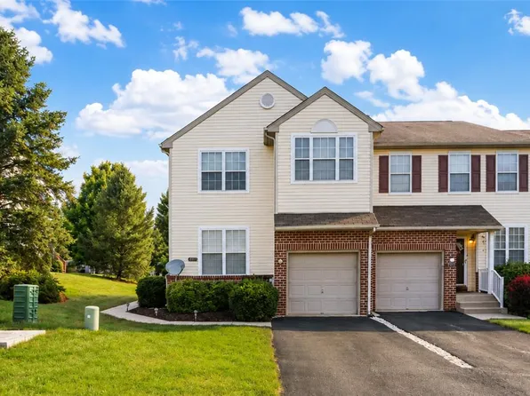 8100 Cross Creek Cir, Breinigsville, PA 18031