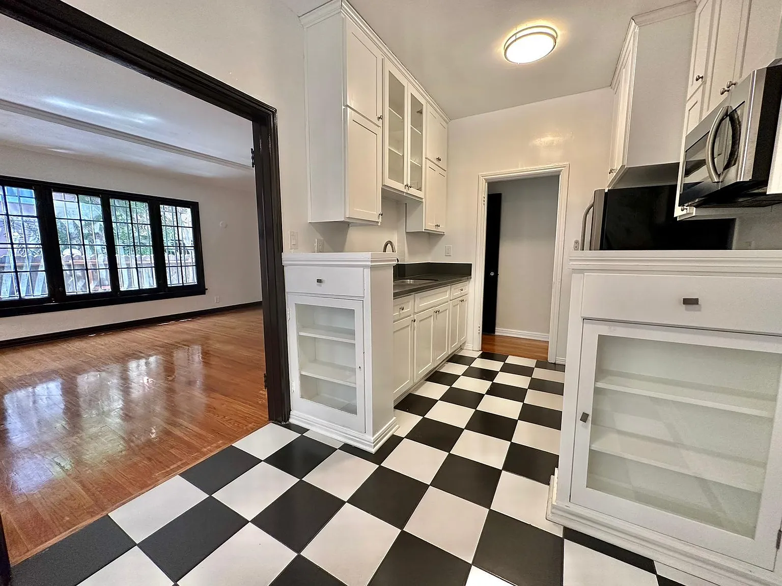 1 bed, 850 sqft, $2,450 — Photo 3