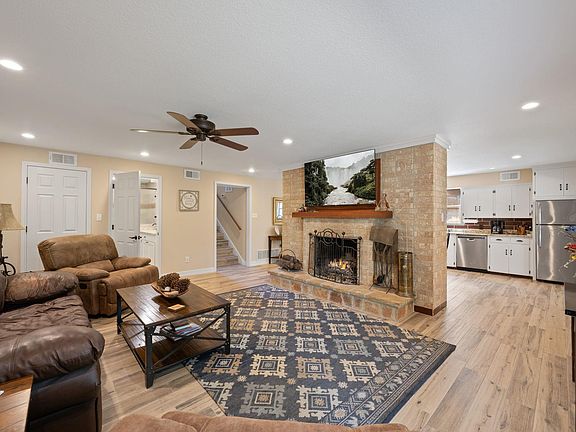 5th image of 1105 Edgewater Dr