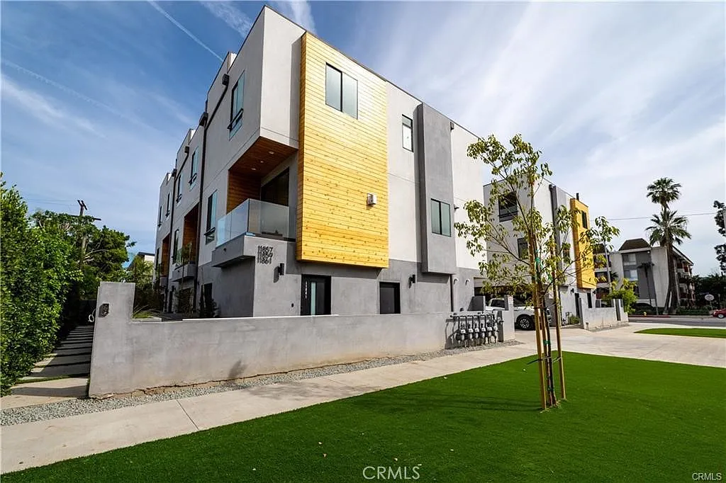 3 bed, 2.5 bath, 2150 sqft, $5,995 — Photo 2