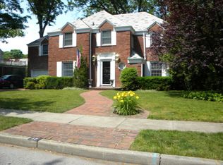 17 Foxcroft Rd, Rockville Centre, NY 11570