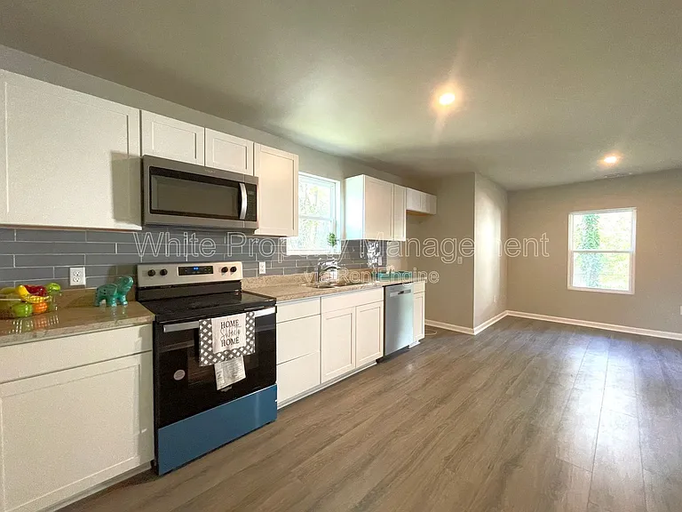 706 Hillside St — Photo 7
