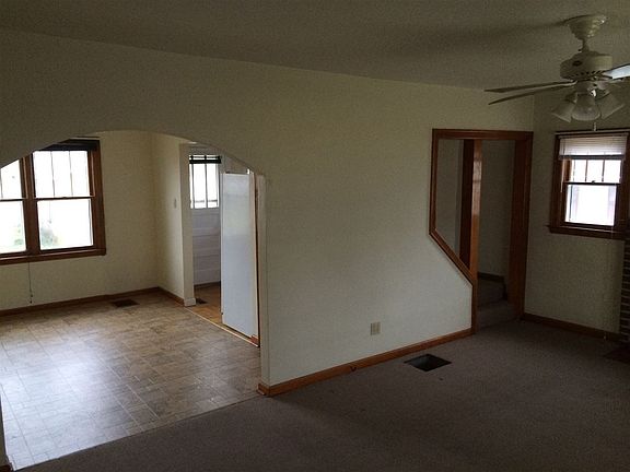 3rd image of 613 S Poplar St