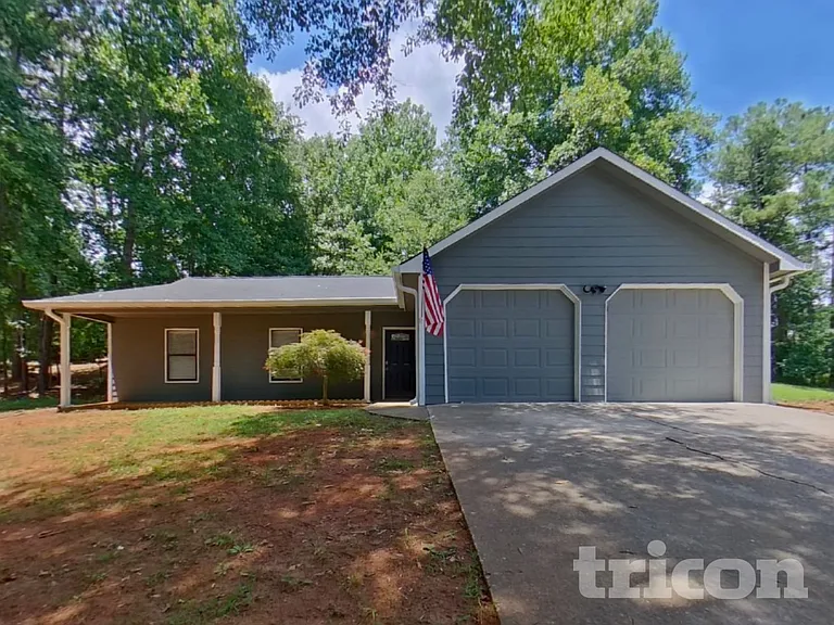 4486 Lindsey Dr — Photo 2