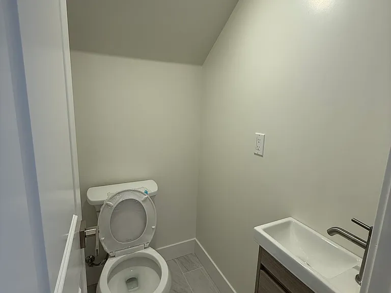 Half bathroom - Lower level