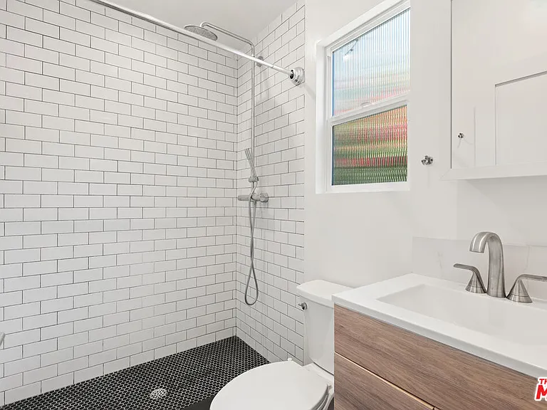 8022 Regis Way — Photo 6