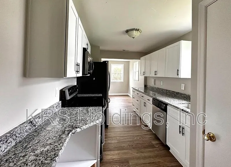 3 bed, 2.0 bath, 1040 sqft, $1,895 — Photo 3
