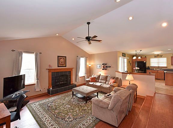 2nd image of 2062 Woodoak Cir