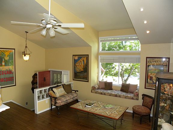 5th image of 669 West Pine St